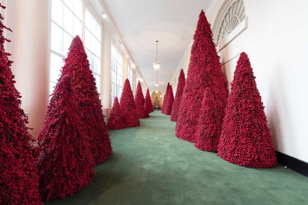 V roku 2018 vyzdobila časť Bieleho domu Melania Trump aj červenými stromčekmi.