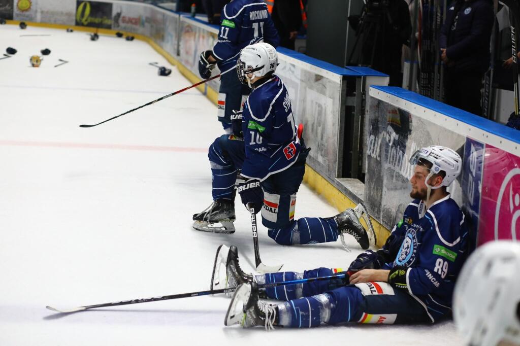 Hráči HK Nitra sú smutní po prehranom zápase vo finále Tipos extraligy.