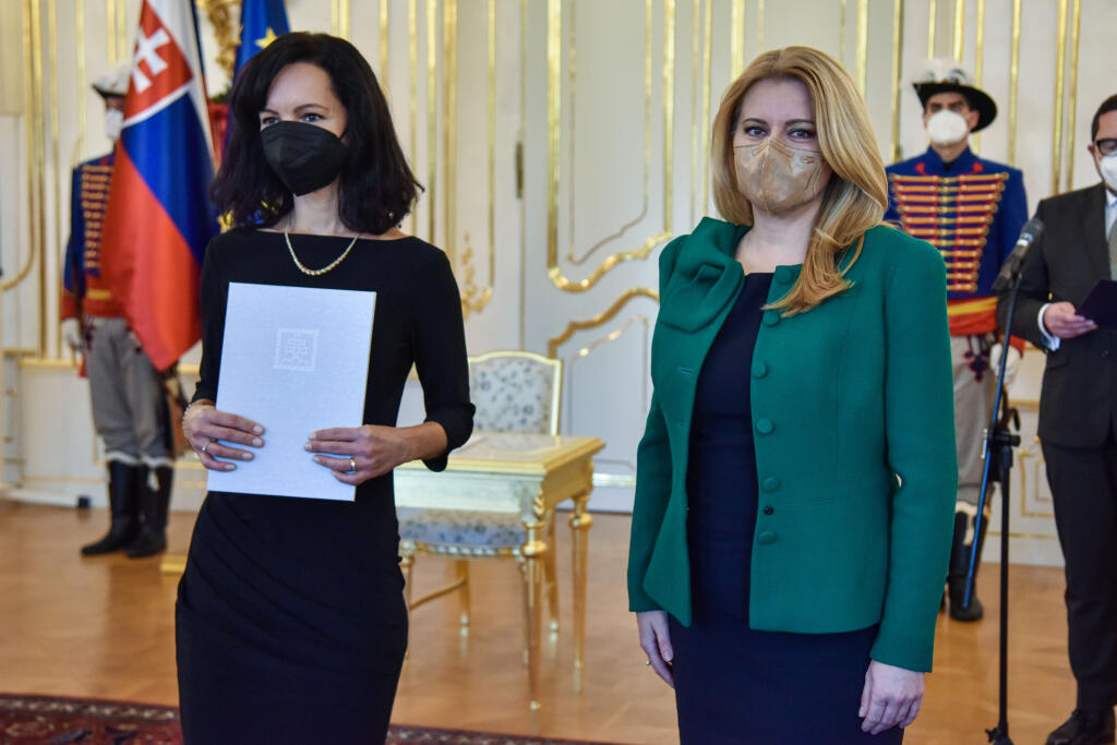 Na snímke vpravo prezidentka SR Zuzana Čaputová a vľavo sudkyňa Okresného súdu Košice - okolie Eva Halková počas vymenovania sudcov do všeobecných súdov bez časového obmedzenia 7. decembra 2021 v Bratislave. FOTO TASR - Pavol Zachar