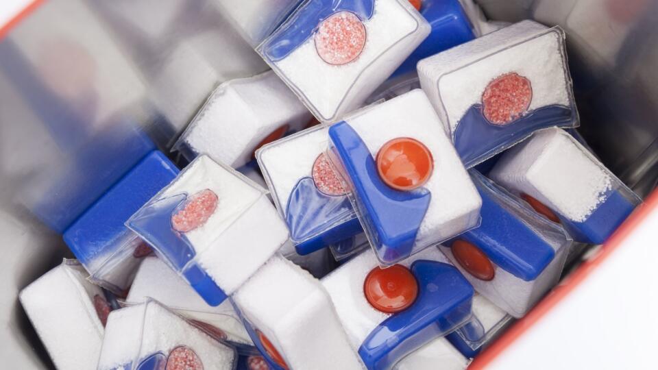 Dishwashing Liquid Detergent Capsules in Metal Box