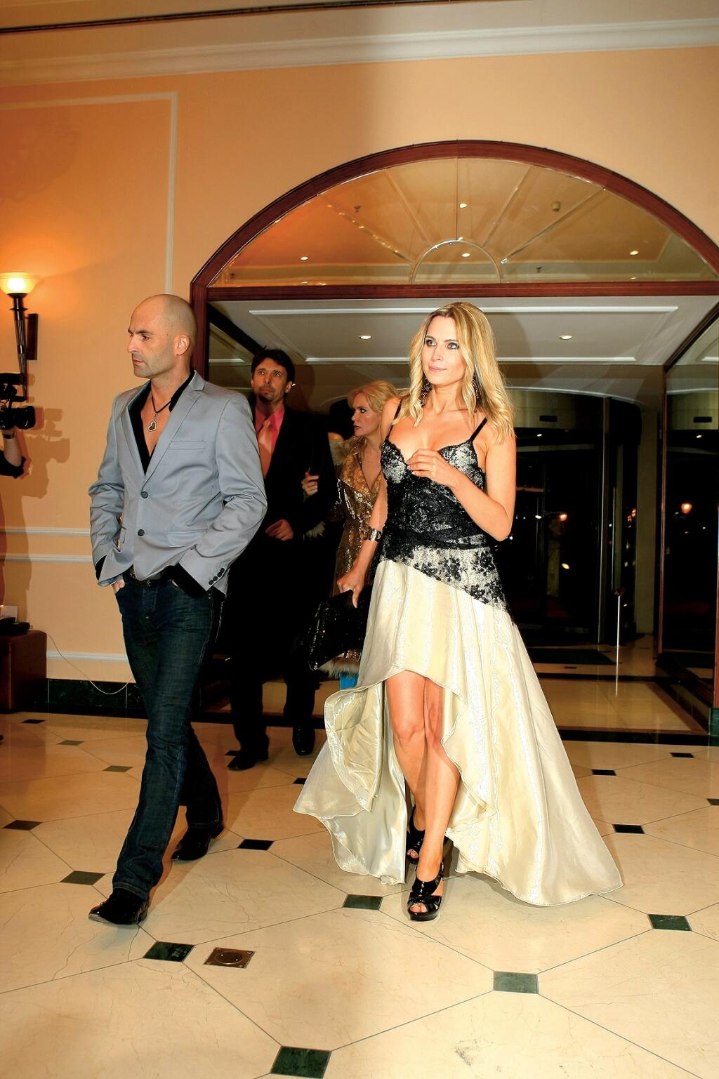Moderátorka Erika Judínyová a fotograf Mário Gotti, OTO 2008, after party
Foto: Zuzana Gavulová
Uverejnené: Šarm č. 12/09
pôvodný súbor:_G__0690.eps