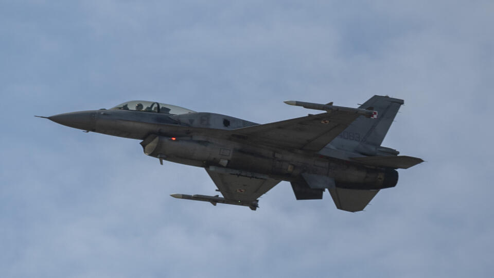 Na snímke prelet poľskej stíhačky F-16 počas podpisu Dohody o ochrane vzdušného priestoru Slovenskej republike na 11. ročníku Medzinárodných leteckých dní SIAF v priestoroch Leteckej základne Malacky-Kuchyňa v sobotu 27. augusta 2022. Ochranu vzdušného priestoru Slovenskej republiky prevezmú po uzemnení stíhacích lietadiel MiG-29 Česká republika a Poľsko. FOTO TASR - Jaroslav Novák