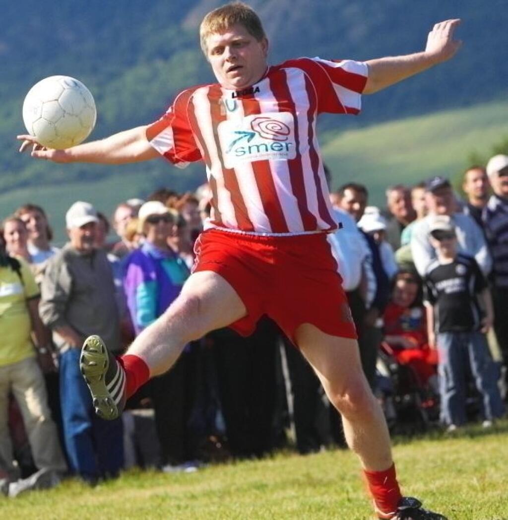 V kopačkách či halovkách a s loptou pri nohe sme už veľakrát videli aj Roberta Fica. Viaceré jeho momentky z futbalu stoja za to.