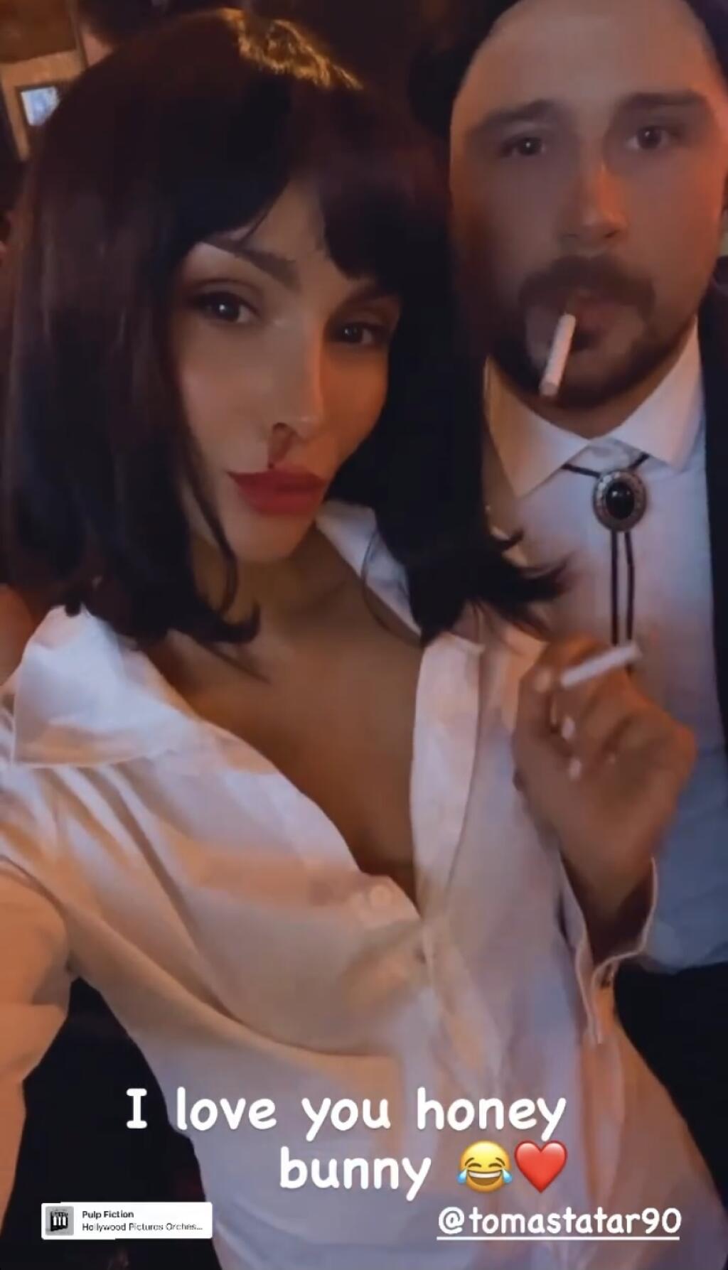 Tomáš Tatar v spoločnosti svojej sexi priateľky na halloweenskej párty. Jeho Veronika sa predviedla ako Angelina Jolie a ukázala aj hlboký výstrih.