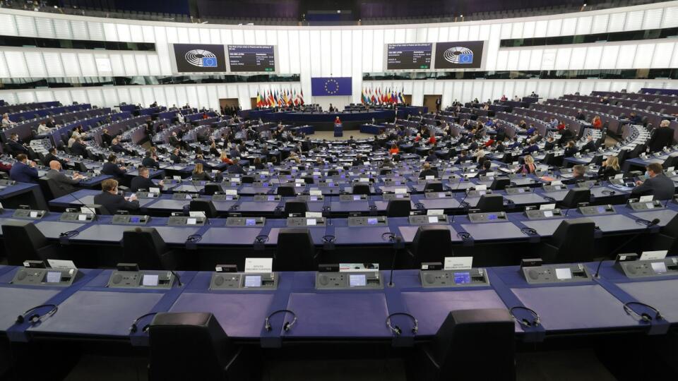 JB 24 Štrasburg - Predsedníčka Európskej komisie Ursula von der Leyenová (uprostred) počas prejavu na plenárnom zasadnutí Európskeho parlamentu v Štrasburgu 19. októbra 2021. Európska komisia (EK) odpovie na rozhodnutie poľského Ústavného súdu, ktorý neuznal nadradenosť legislatívy EÚ nad národným právom. Uviedla to v utorok v Štrasburgu predsedníčka EK Ursula von der Leyenová pred poslancami Európskeho parlamentu (EP) a poľským premiérom Mateuszom Morawieckim. Šéfka exekutívy EÚ zdôraznil