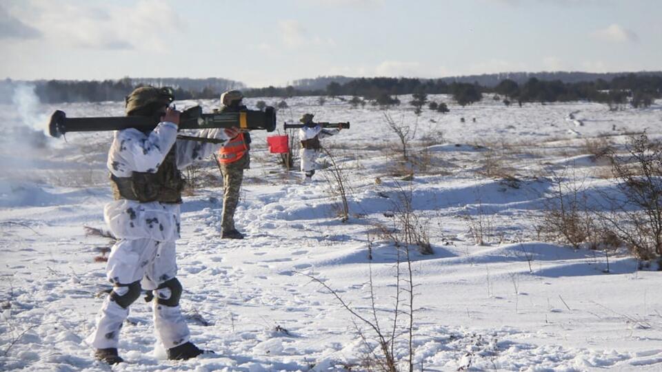 JB 28 Ľvov - Ukrajinskí vojaci trénujú použitie raketovej munície (SMAW-D) na vojenskej tréningovej základni Javoriv pri Ľvove na západe Ukrajiny 30. januára 2022. Hromadenie ruských vojsk v blízkosti ukrajinských hraníc a obavy Západu z prípadnej ruskej invázie na Ukrajinu boli témami pondelkového zasadnutia Bezpečnostnej rady Organizácie Spojených národov (BR OSN) v New Yorku. Americká veľvyslankyňa pri OSN Linda Thomasová-Greenfieldová obvinila Moskvu, že v priebehu niekoľkých týždňov plánuje