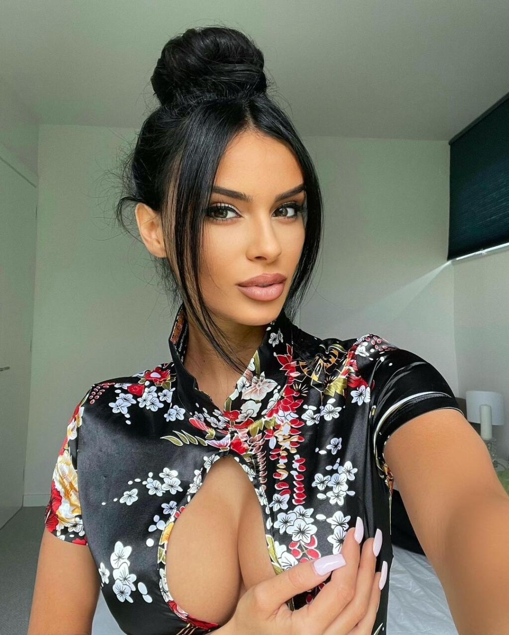 Sexi Angiela Šimačová sa rada chváli svojimi prsiami aj guľatým zadočkom.