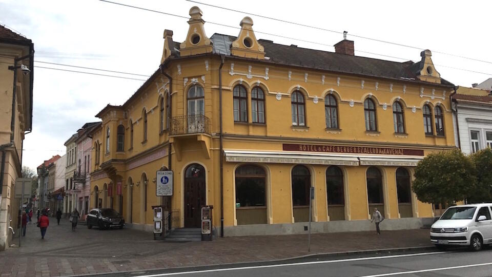 Kaviareň a hotel Berger stál na rohu Hlavnej a Ružovej ulice. 