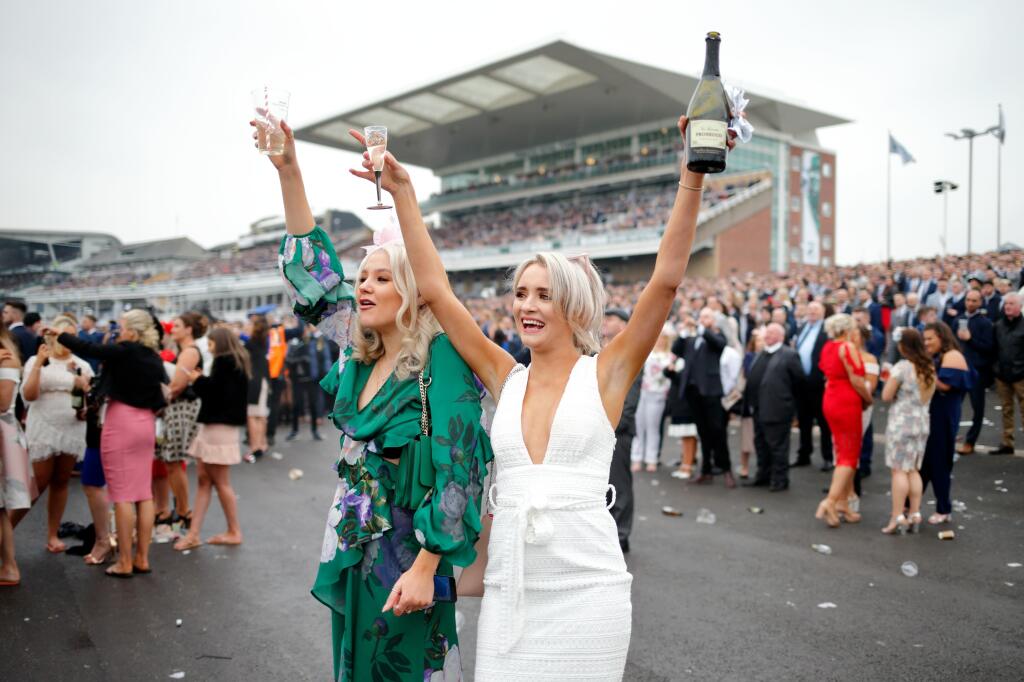 Odpálili to vo veľkom štýle! Najznámejší skokanský dostih planéty na hipodróme Aintree v anglickom Liverpoole nie je príležitosťou pre kone a džokejov stať sa nesmrteľnými, ale aj pre fanúšičky vyhodiť si z kopýtka a stať sa neslávne slávnymi. Dámy vo veľkých klobúkoch a až s vulgárnymi výstrihmi to často preženú a končia na mól ožraté po celom areáli pretekov.