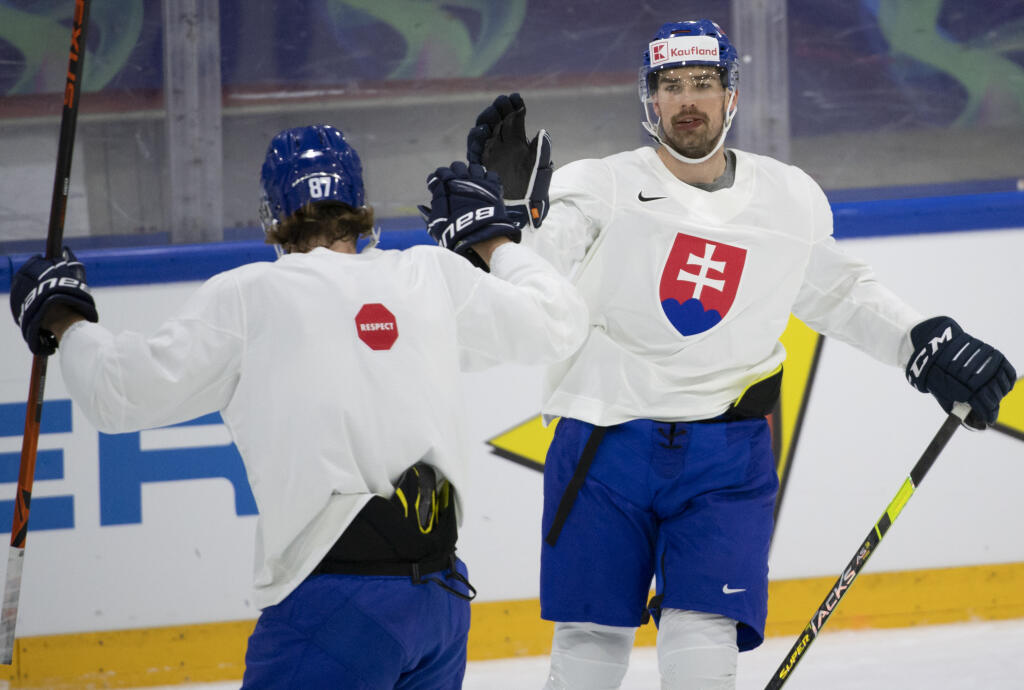 Na snímke slovenskí reprezentanti vľavo Pavol Regenda a vpravo Peter Čerešňák počas tréningu na 85. majstrovstvách sveta v ľadovom hokeji v Helsinkách.