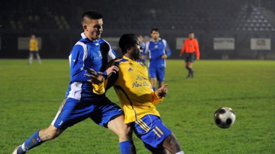 Na staršej archívnej snímke je zápas z Moldavy nad Bodvou, ktorý sa 24. novembra 2009 odohral odvetný štvrťfinálový zápas 4. kola Slovenského pohára vo futbale medzi FK BODVA Moldava nad Bodvou - DAC Dunajská Streda. Na snímke zľava hráč Moldavy Peter Ziemba a hráč Dunajskej Stredy Guillaume Nkendo.