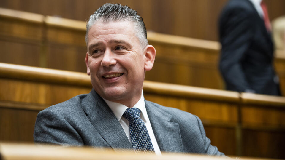 Na štátnej zákazke od ministerstva vnútra sa nabalí firma spájaná s bratom Romana Mikulca
