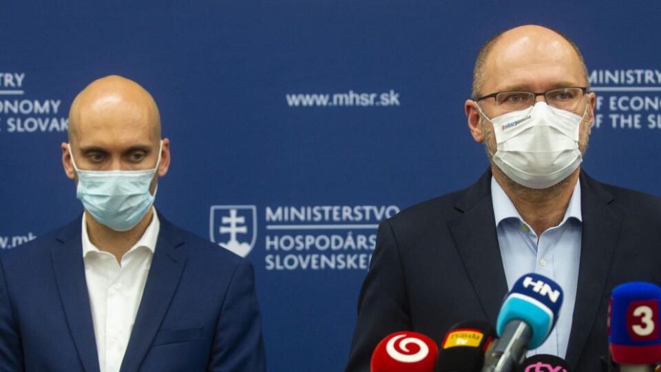 Na snímke zľava štátny tajomník ministerstva hospodárstva SR Karol Galek a minister hospodárstva SR Richard Sulík (obidvaja SaS) počas tlačovej konferencie na tému: Aktuálna situácia v energetike 11. októbra 2021 v Bratislave. FOTO TASR - Jakub Kotian