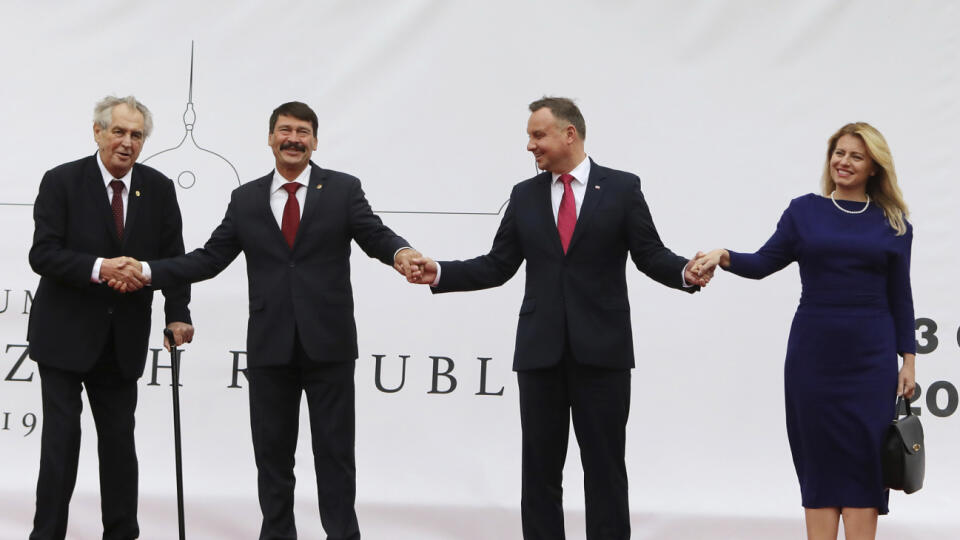 Zľava český prezident Miloš Zeman, maďarský prezident János Áder, poľský prezident Andrzej Duda a slovenská prezidentka Zuzana Čaputová pózujú počas dvojdňového summitu prezidentov krajín Vyšehradskej štvorky (V4), ktorý začak 2. októbra 2019 na zámku Lány v Českej republike.