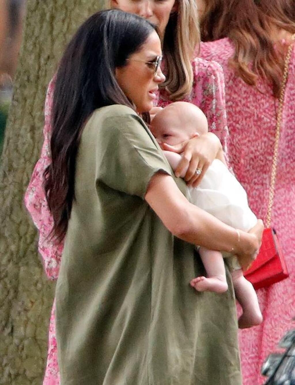 Aj do vojvodkyne Meghan sa v minulosti navážali kvôli tomu, ako držala synčeka Archieho.
