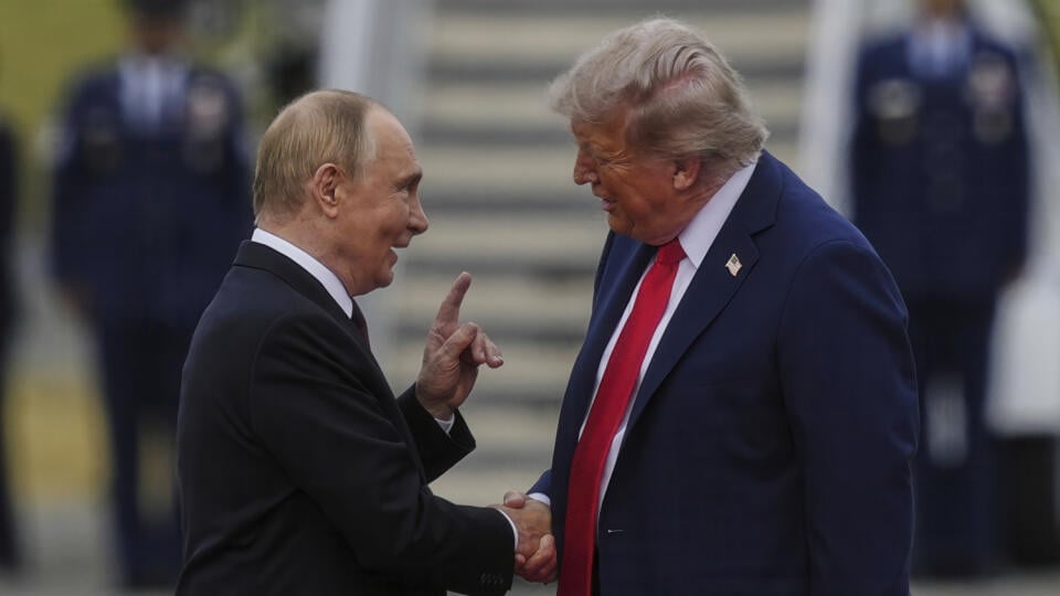 KK59 vojenská základňa Elmendorf-Richardson - Na snímke americký prezident Donald Trump a ruský prezident Vladimir Putin sa zdravia na vojenskej základni Elmendorf-Richardson v Anchorage na Aljaške v piatok 15. augusta 2025. FOTO TASR/AP
President Donald Trump greets Russia's President Vladimir Putin Friday, Aug. 15, 2025, at Joint Base Elmendorf-Richardson, Alaska. (AP Photo/Julia Demaree Nikhinson)