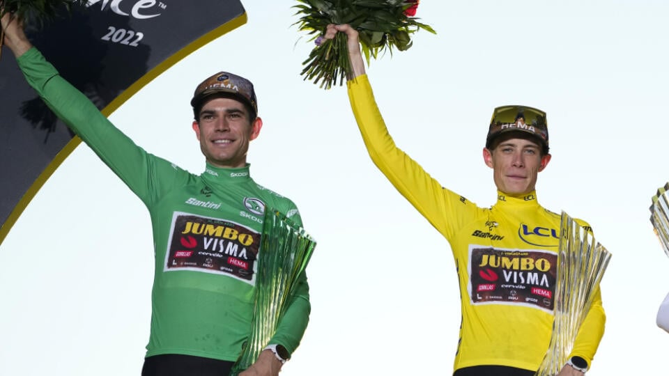 EBE 70 Paríž - Na snímke uprostred celkový víťaz Tour de France Jonas Vingegaard v žltom drese, vľavo v zelenom drese najlepší šprintér Wout van Aert (obaja Jumbo-Visma)  a vpravo Slovinec Tadej Pogačar (SAE Team Emirates) v bielom drrese najlepšieho pretekára do 25 rokov oslavujú na pódiu na záver 109. ročníka pretekov Tour de France v Paríži v nedeľu 24. júla 2022.  FOTO TASR/AP

Tour de France winner Denmark's Jonas Vingegaard, wearing the overall leader's yellow jersey and who also has the b