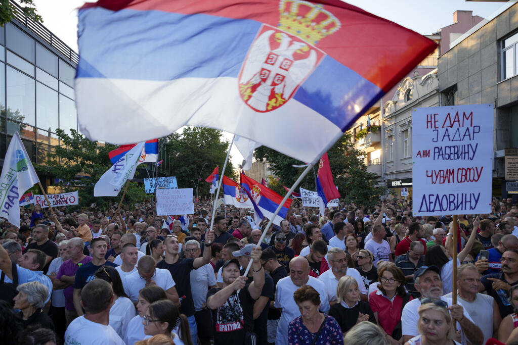 KK7 Šabac - Ľudia protestujú v srbskom meste Šabac 29. júla 2024. Tisíce ľudí v pondelok v Srbsku  protestovali proti projektu ťažby lítia, ktorý tamojšia vláda tento mesiac podpísala s Európskou úniou. FOTO TASR/AP
People attend a protest in Sabac, Serbia, Monday, July 29, 2024. Thousands of people rallied in several towns in Serbia to protest a lithium excavation project the Balkan country's government recently signed with the European Union. The sign at right reads: â€śI donâ€™t give Jadar an
