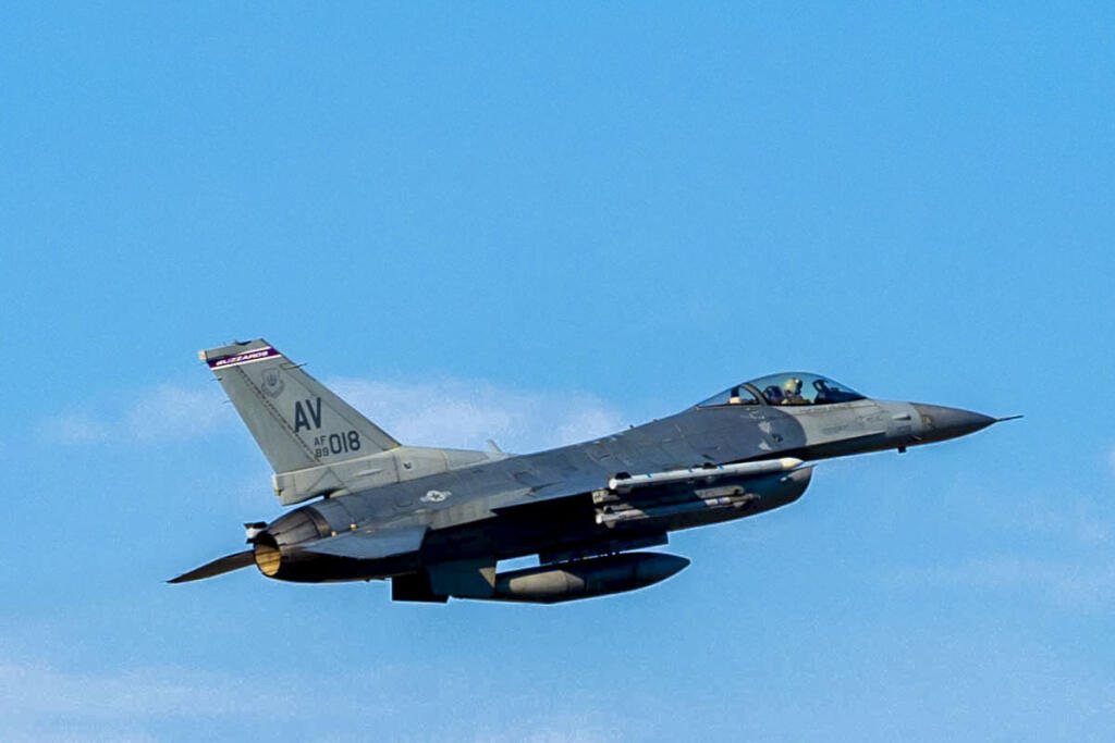 KK39 - Na snímke americká stíhačka F-16 letí počas spoločného výcviku amerických a bosnianskych síl 8. januára 2024 v Bosne a Hercegovine. Vojenské cvičenie v Bosne a Hercegovine (BaH), do ktorého sa v pondelok zapoja aj americké stíhačky F-16, je prejavom podpory pre BaH čeliacu odštiepeneckému úsiliu. Uviedlo to v pondelok americké veľvyslanectvo v Sarajeve. FOTO TASR/AP
In this photo provided by the US Embassy in Bosnia and Herzegovina, a US Air Force F-16 Fighting Falcon flies as part of joi