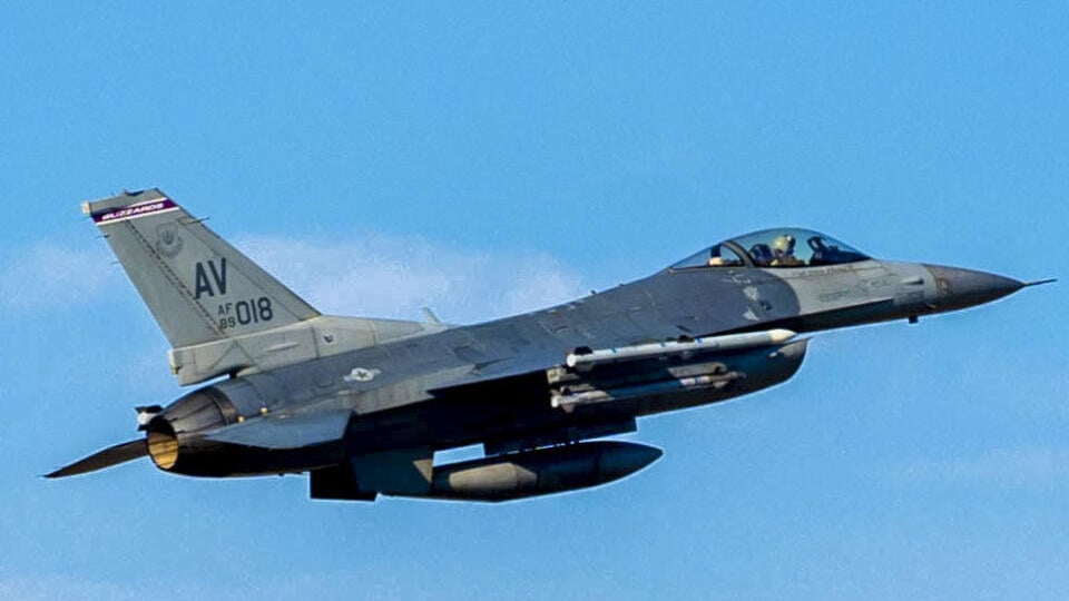 KK39 - Na snímke americká stíhačka F-16 letí počas spoločného výcviku amerických a bosnianskych síl 8. januára 2024 v Bosne a Hercegovine. Vojenské cvičenie v Bosne a Hercegovine (BaH), do ktorého sa v pondelok zapoja aj americké stíhačky F-16, je prejavom podpory pre BaH čeliacu odštiepeneckému úsiliu. Uviedlo to v pondelok americké veľvyslanectvo v Sarajeve. FOTO TASR/AP
In this photo provided by the US Embassy in Bosnia and Herzegovina, a US Air Force F-16 Fighting Falcon flies as part of joi