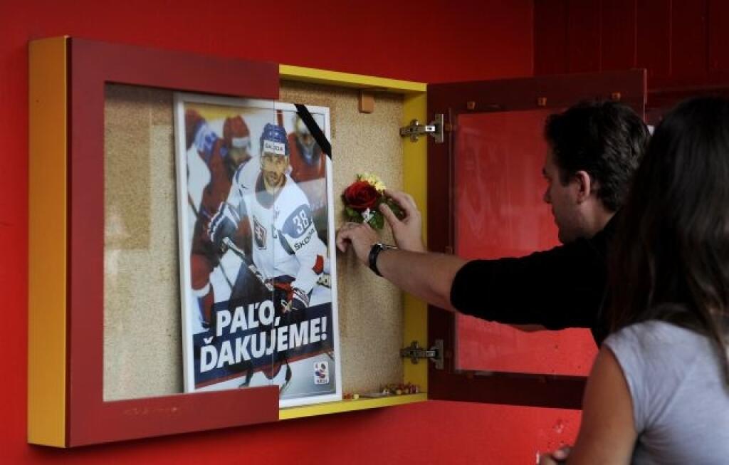 Fotografia Pavla Demitru s èiernou stuhou vo vývesnej skrinke pred zimným štadiónom v Trenèíne, 7. septembra 2011. Slovenský hokejista Pavol Demitra dnes vo veku 36 rokov zahynul v Rusku po páde lietadla, ktoré viezlo mužstvo ruského hokejového klubu Lokomotiv Jaroslav¾ na zápas KHL. Stroj sovietskej výroby Jak-42 havaroval v blízkosti mesta Jaroslav¾, zhruba 250 kilometrov severovýchodne od Moskvy. Po vzlietnutí mal okamžite problémy a krídlom vraj zachytil riadiacu vežu, k pádu došlo necelých