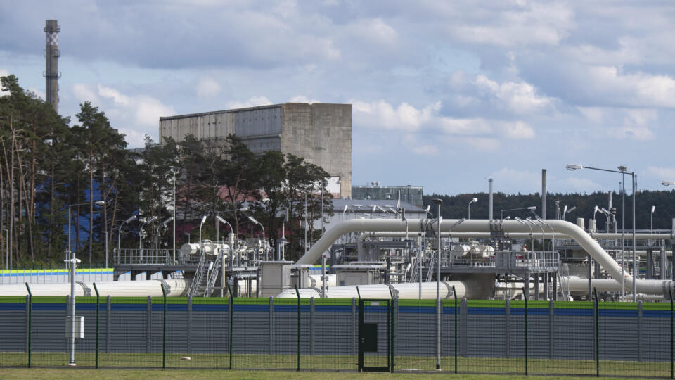 PK 13 Lubmin - Na snímke systém potrubí a kontrolných zariadení v areáli stanice na príjem plynu z plynovodu Nord Stream 2 v nemeckom Lubmine 26. septembra 2022. Tlak v nepoužívanom plynovode Nord Stream 2 počas noci prudko klesol. Príčina je zatiaľ neznáma. FOTO TASR/AP
Pipe systems and shut-off devices are seen at the gas receiving station of the Nord Stream 2 Baltic Sea pipeline in Lubmin, Germny, Monday, Sept. 26, 2022. During the night of Sept. 26, 2022, there was a pressure drop in the No