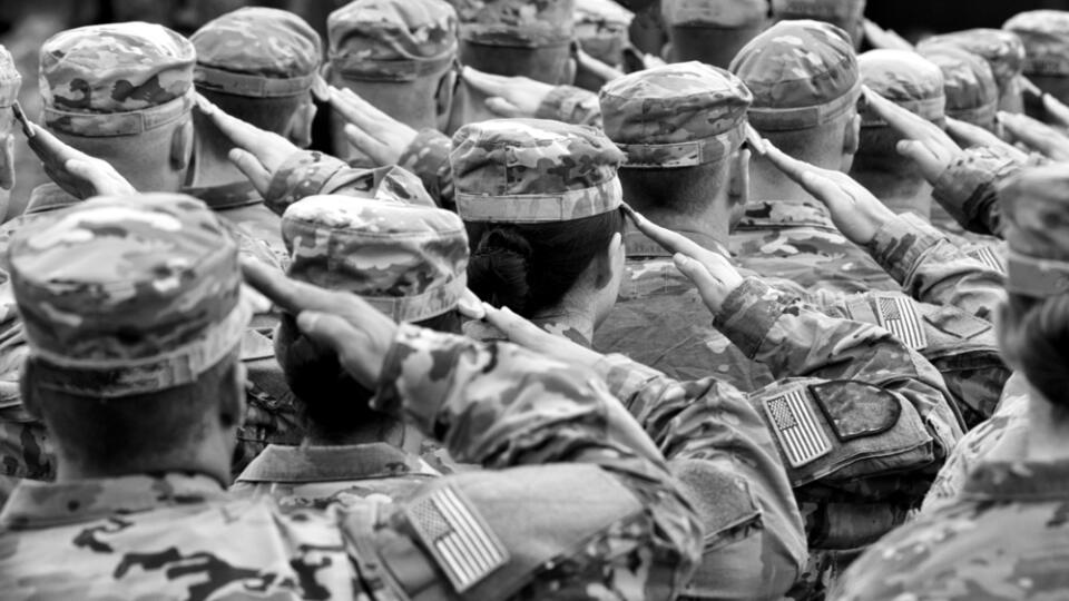 Us,Soldiers,Giving,Salute,,Bw