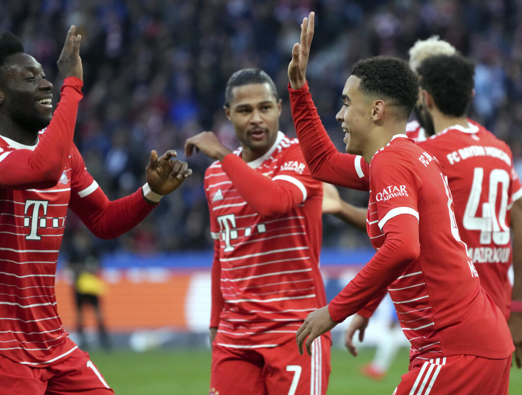 WA 47 Berlín - Futbalista Bayernu Mníchov Jamal Musiala (vpravo) sa teší so spoluhráčmi počas zápasu 13. kola nemeckej Bundesligy Hertha BSC - Bayern Mníchov v Berlíne v sobotu 5. novembra 2022. FOTO TASR/AP
Bayern's Jamal Musiala, right, celebrates after scoring the opening goal during the German Bundesliga soccer match between Hertha BSC Berlin and FC Bayern Munich in Berlin, Germany, Saturday, Nov. 5, 2022. (AP Photo/Michael Sohn)
