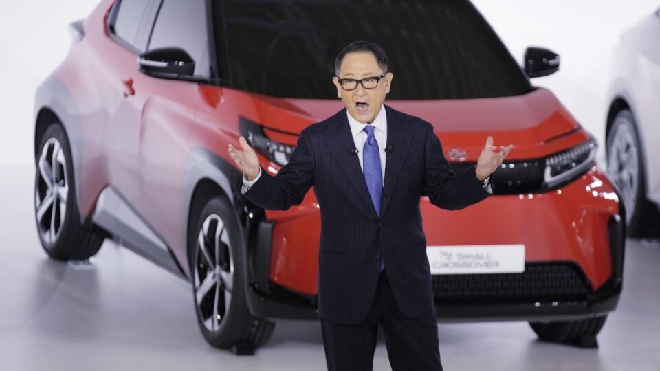 KK4 Tokio - Na snímke šéf automobilky Toyota Akio Toyoda hovorí počas tlačovej konferencie 14. decembra 2021 v Tokiu. Japonská automobilka Toyota investuje do konca tohto desaťročia viac než 31 miliárd eur do výroby elektromobilov. Investícia bude súčasťou väčšieho investičného plánu v oblasti elektrifikácie vozidiel, ktorý bude okrem zvýšenia produkcie elektromobilov zahrnovať aj výrobu hybridov a vozidiel na vodíkový pohon. FOTO TASR/AP
Toyota Motor Corp. President Akio Toyoda speaks during a
