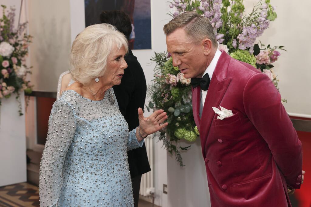 Na snímke vľavo manželka britského princa Charlesa Camilla, vojvodkyňa z Cornwallu a vpravo britský herec Daniel Craig (agent 007 James Bond) sa rozprávajú po príchode na svetovú premiéru novej 25. bondovky Nie je čas zomrieť (No Time To Die) v Royal Albert Hall v Londýne 28. septembra 2021. Premiéru 25. filmu o fiktívnom britskom špiónovi Jamesovi Bondovi viackrát odložili z dôvodu pandémie nového koronavírusu. FOTO TASR/AP