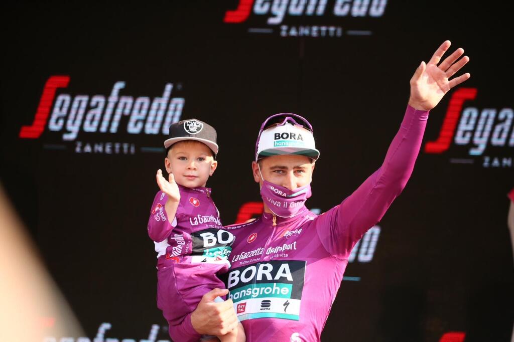 Peter Sagan zobral na pódium GIra 2021 aj synčeka Marlona a spolu oslávili úspech strieľaním konfiet.