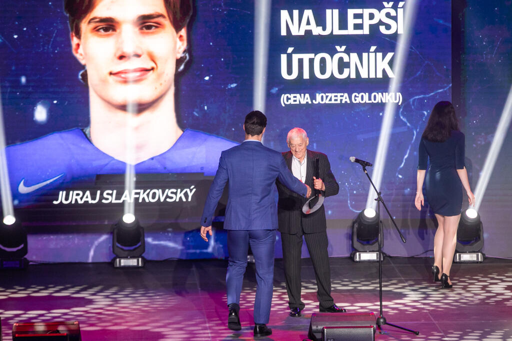 Slafkovskému pri preberaní jednej z cien rukou potriasol aj legendárny útočník Jozef Golonka.
