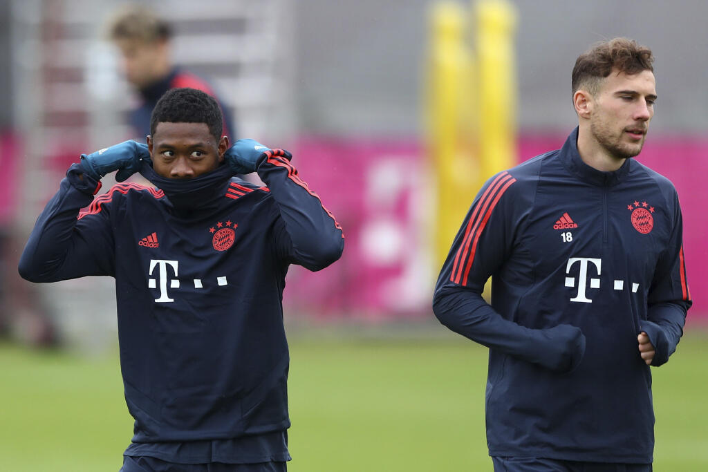 SY 5 Mníchov - Na snímke hráči Bayernu zľava David Alaba a Leon Goretzka na tréningu pred zápasom B. skupiny Ligy majstrov proti Olympiacosu v Mníchove 5. novembra 2019. FOTO TASR/AP
Bayern's David Alaba, left, covers his face besides team mate Leon Goretzka during a training session prior to the Champions League group B soccer match between Bayern Munich and Olympiakos in Munich, Germany, Tuesday, Nov. 5, 2019. Bayern will face Olympiakos on Wednesday. (AP Photo/Matthias Schrader)