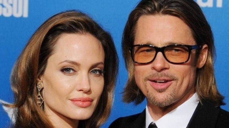 Brad Pitt nesklamal ani pri Angeline. Vlasy si nechal podrásť takmer po plecia, zmena farby je už samozrejmosťou.