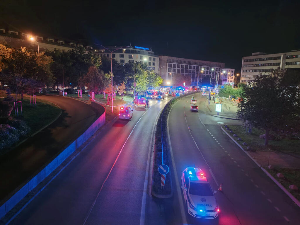 Na bratislavskej Zochovej ulici narazilo v nedeľu 2. októbra 2022 krátko po 22.15 h auto do zastávky mestskej hromadnej dopravy (MHD). Nehoda si podľa doterajších informácií vyžiadala štyroch mŕtvych a sedem zranených.