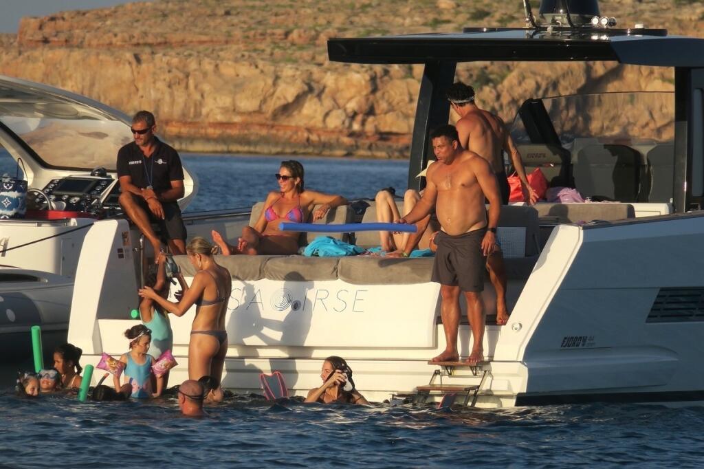 Ronaldo sa na luxusnej lodi vyzliekol a ukázal svoju nefutbalovú postavu.