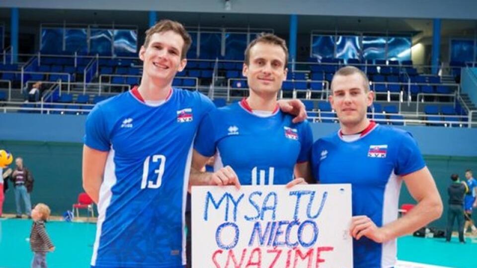 S TRANSPARENTOM: Zľava Štefan Chrtiansky ml., Tomáš Kmeť a Juraj Zaťko.