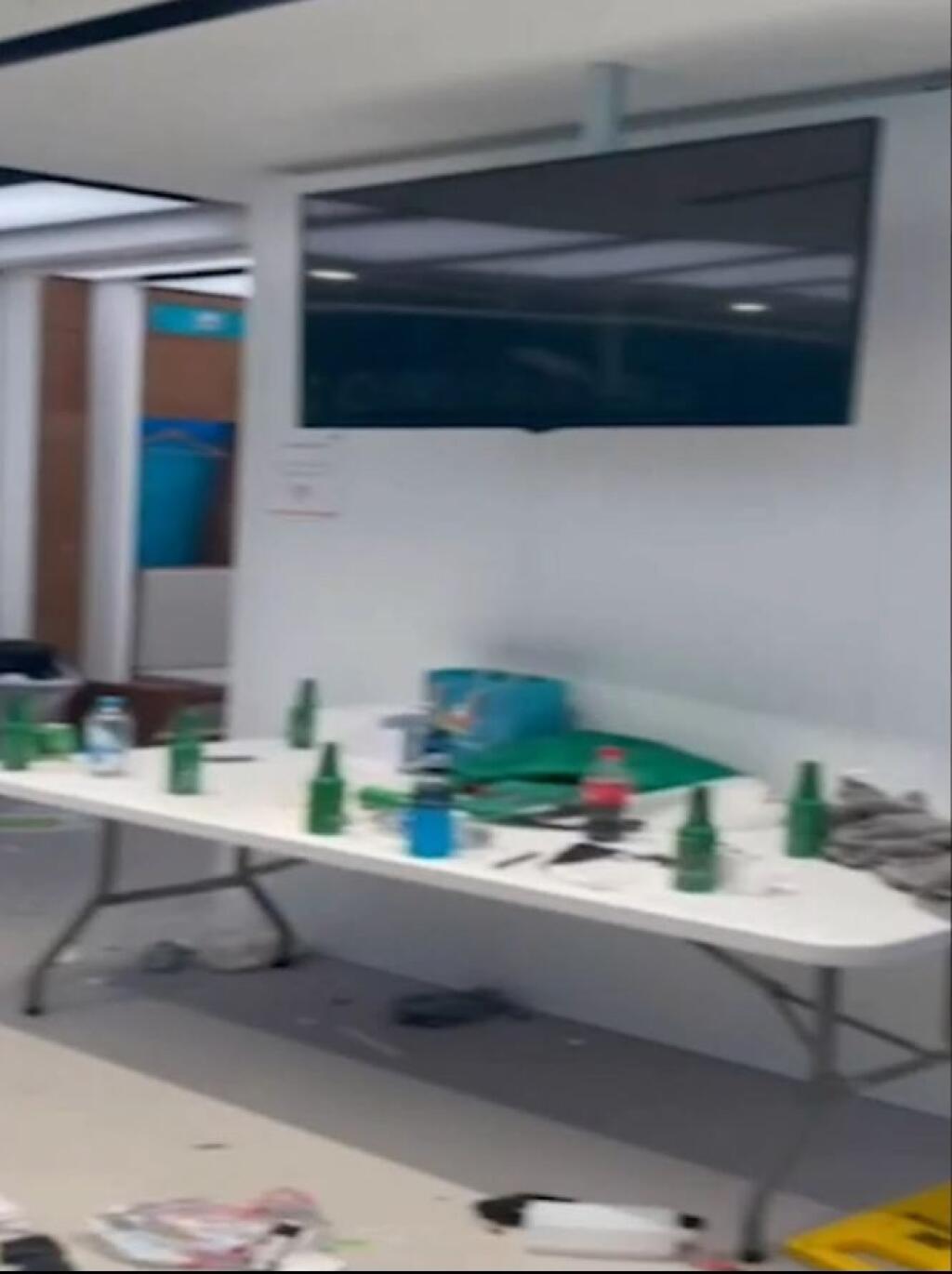 Pivové fľašky sa váľali všade.