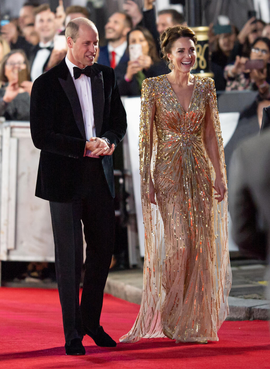 Princ William a Kate prichádzajú na premiéru novej bondovky.