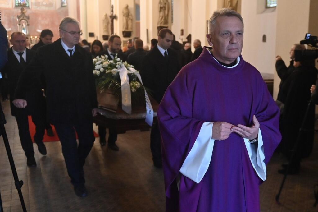 Obrad viedol kňaz Zbygniew Czendlik, ktorý ho pomenoval oslavou života Jaromíra Jágra staršieho.