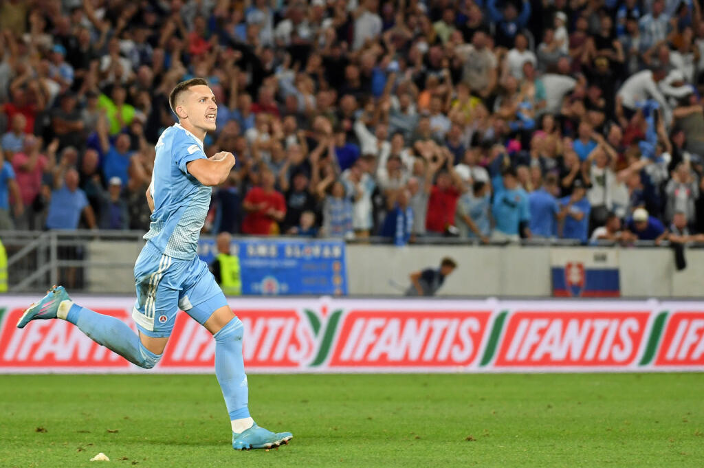 Na snímke Ivan Šaponjič (Slovan) sa teší z gólu na 1:1 počas odvetného zápasu 3. predkola Európskej ligy medzi ŠK Slovan Bratislava - FC Olympiakos Pireus 11. augusta 2022 v Bratislave. FOTO TASR - Martin Baumann
