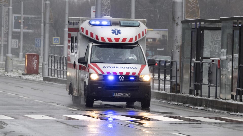 Na snímke sanitka záchrannej zdravotnej služby v mestskej časti Bratislava - Ružinov