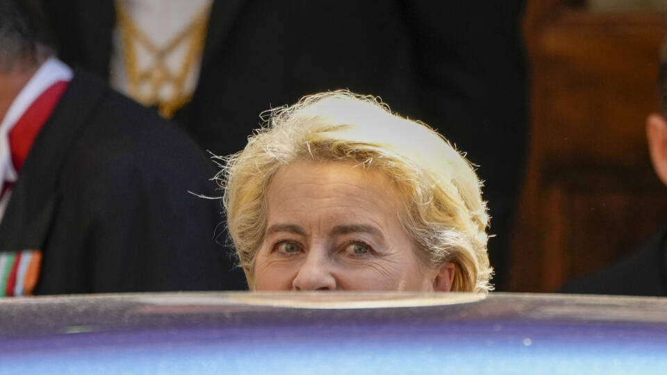 WA 34 Vatikán - Predsedníčka Európskej komisie Ursula von der Leyenová nasadá do limuzíny po stretnutí s pápežom Františkom vo Vatikáne v piatok 10. júna 2022. FOTO TASR/AP
EU Commission President Ursula von der Leyen leaves after meeting with Pope Francis at The Vatican, Friday, June 10, 2022. (AP Photo/Alessandra Tarantino)