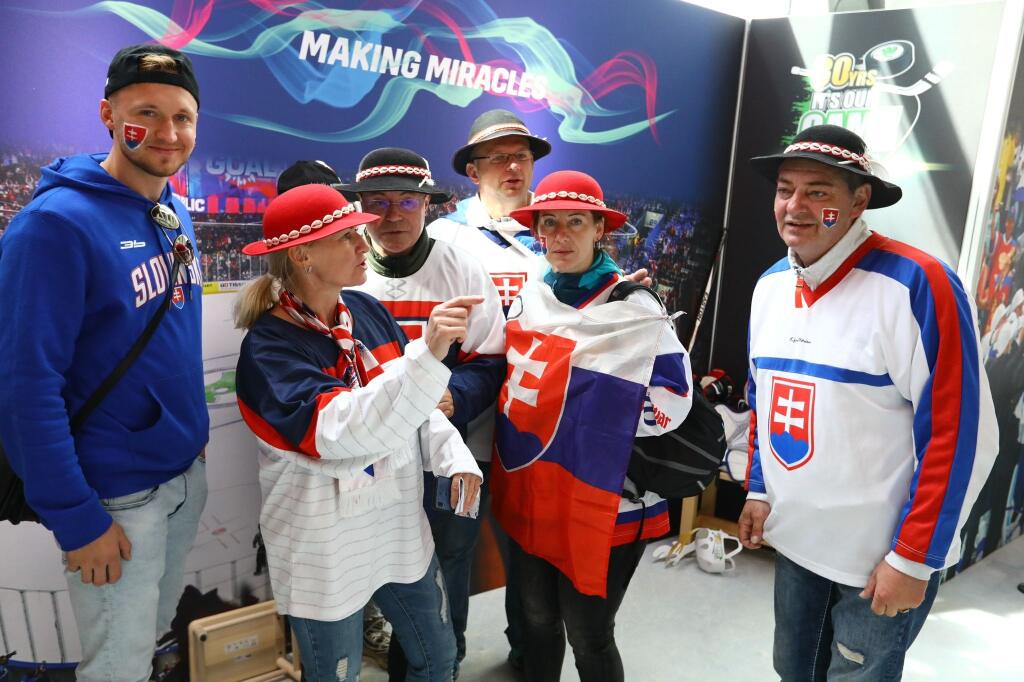 Do Fínska prišli našich chlapcov podporiť stovky Slovákov a v zápase s Kanadou mali v hľadisku veľkú prevahu.