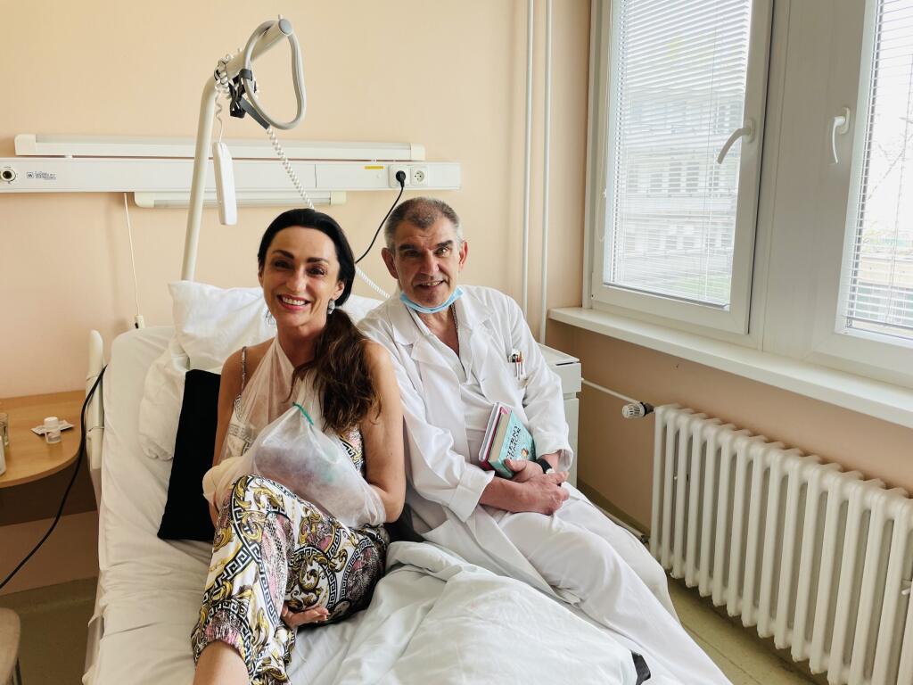 Sisa so záchrancom jej rúk - chirurgom, profesorom Ladislavom Košťálom.