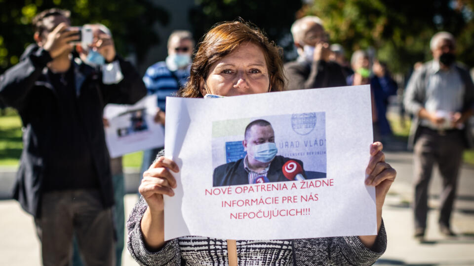 Slovenký zväz nepočujúcich zorganizoval pred Úradom vlády Slovenskej republiky protest proti zrušeniu tlmočníckych služieb počas tlačových konferencií na úrade.