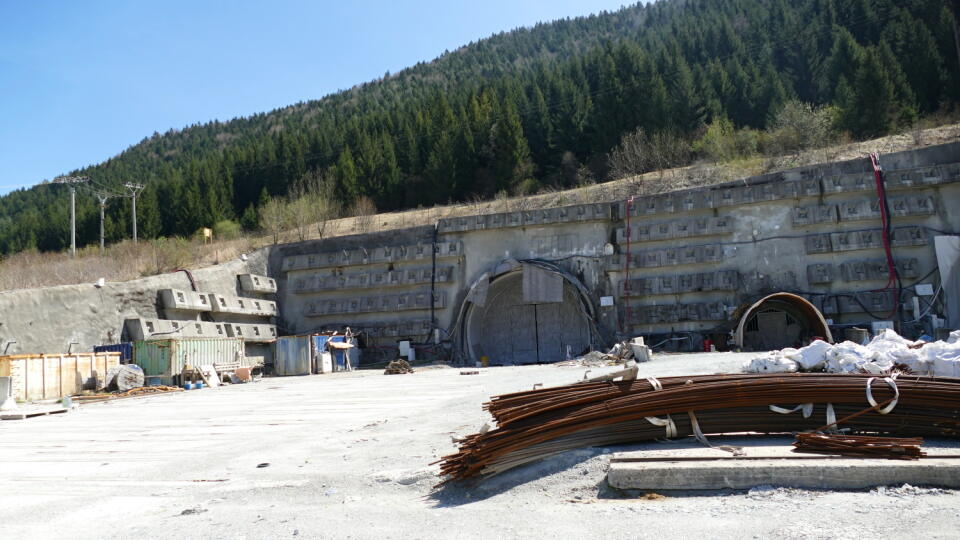Na snímke západný portál tunela Višňové na úseku D1 Lietavská Lúčka - Višňové - Dubná skala dňa 16. apríla 2020. FOTO TASR - Erika Ďurčová