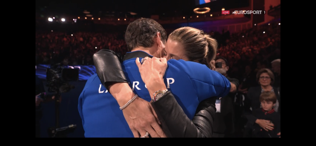 Na poslednom Federerovom zápase v kariére nemohla chýbať jeho slovenská manželka Mirka. Keď sa Roger po skončení zápasu rozplakal na kurte, rozbehla sa za ním.