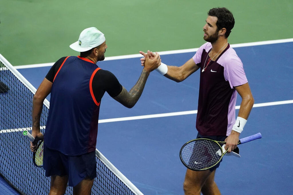 JB 13 New York - Ruský tenista Karen Chačanov (vpravo) si podáva ruku s porazeným Austrálčanom Nickom Kyrgiosom po jeho výhre v štvrťfinále dvojhry na grandslamovom tenisovom turnaji US Open v New Yorku 7. septembra 2022. FOTO TASR/AP
Karen Khachanov, of Russia, right, shakes hands with Nick Kyrgios, of Australia, at the end of a quarterfinal match the U.S. Open tennis championships, Wednesday, Sept. 7, 2022, in New York. Khachanov won the match. (AP Photo/Frank Franklin II)