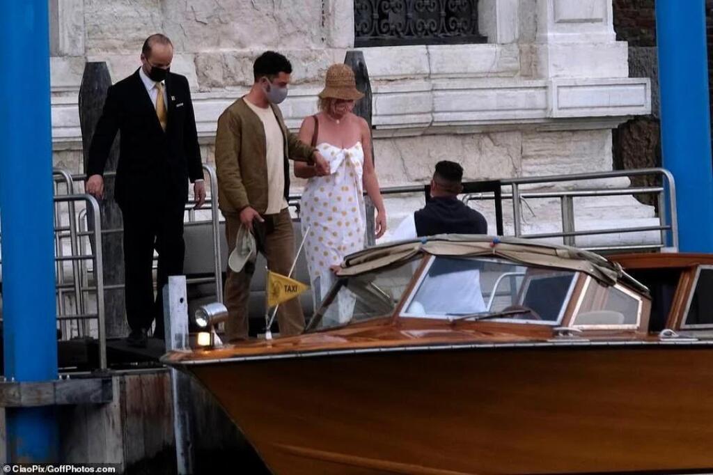 Zaľúbenci a rodičia 9-mesačnej Daisy Katy Perry (36) a Orlando Bloom (44) sa vybrali do historických Benátok a aj keď im fotografi a fanúšikovia nechceli dať pokoj, neustále si prejavovali nežnosti a užívali každý moment.